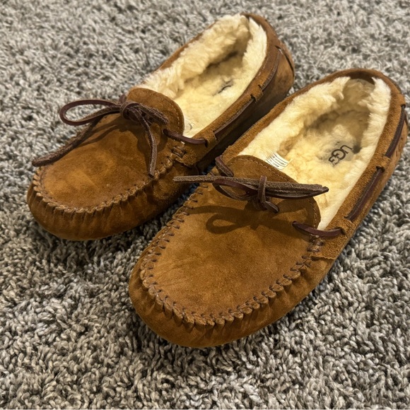 EUC practically brand new Ugh Dakota Slippers size 6 - Picture 5 of 13